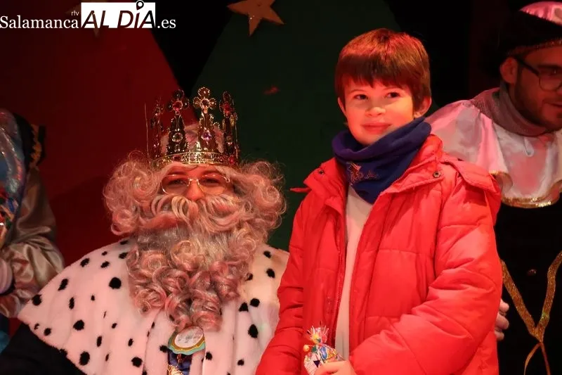 Foto 4 - Los Reyes Magos recorren Alba de Tormes en una cabalgata multitudinaria