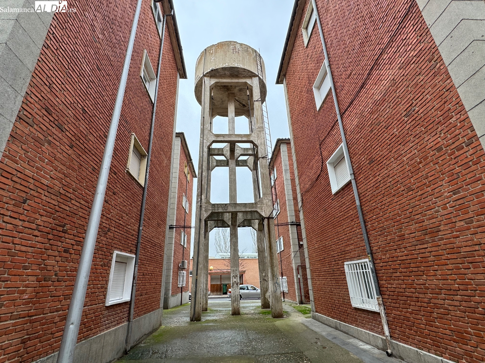Sobresalto tras desprenderse varios cascotes del antiguo deposito situando entre la calle Arapiles y Carlos I