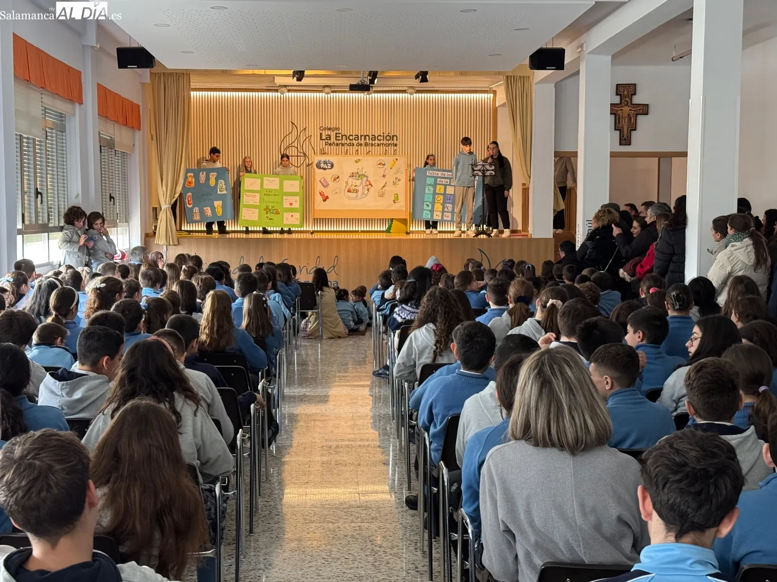 Foto 2 - El colegio La Encarnaci&oacute;n conmemora el D&iacute;a de la Paz con un emotivo acto comunitario