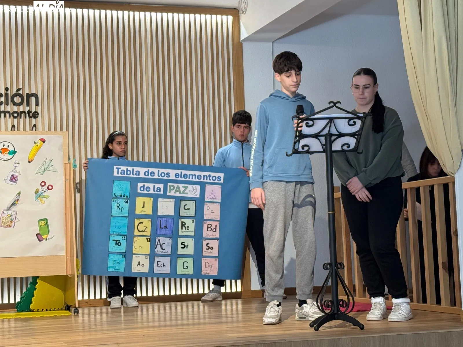 Foto 5 - El colegio La Encarnaci&oacute;n conmemora el D&iacute;a de la Paz con un emotivo acto comunitario