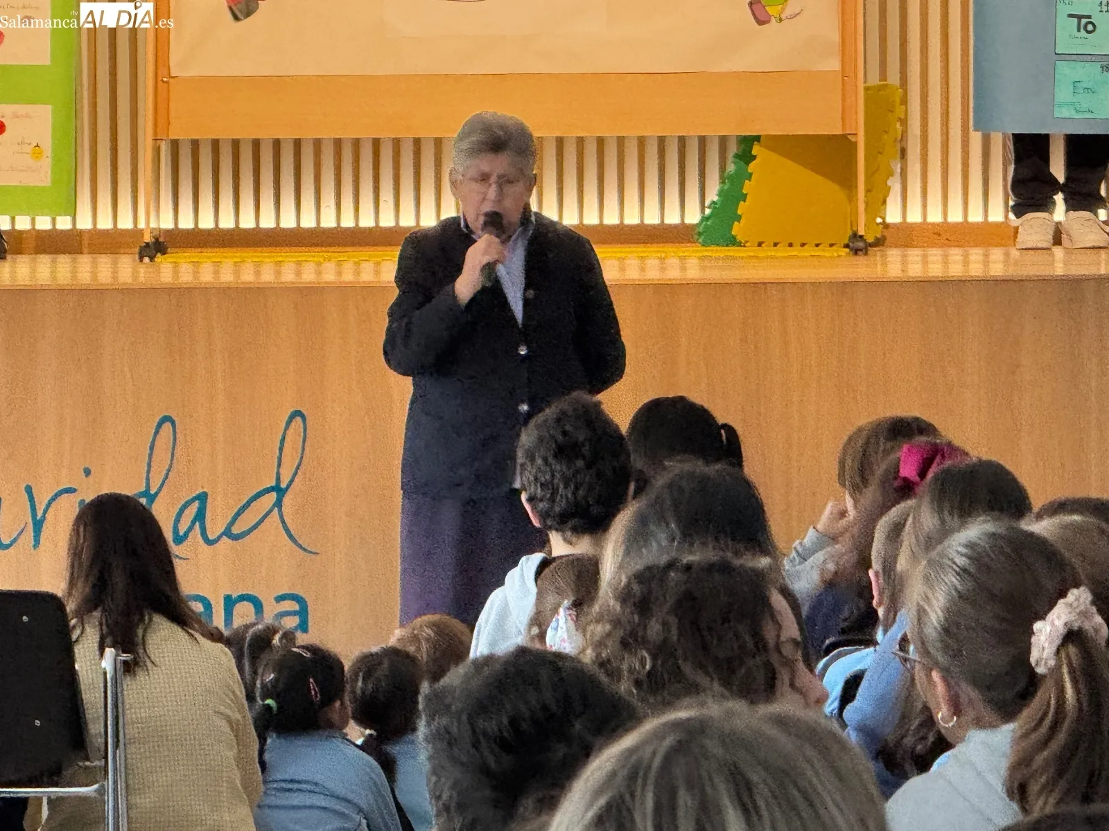 Foto 7 - El colegio La Encarnaci&oacute;n conmemora el D&iacute;a de la Paz con un emotivo acto comunitario