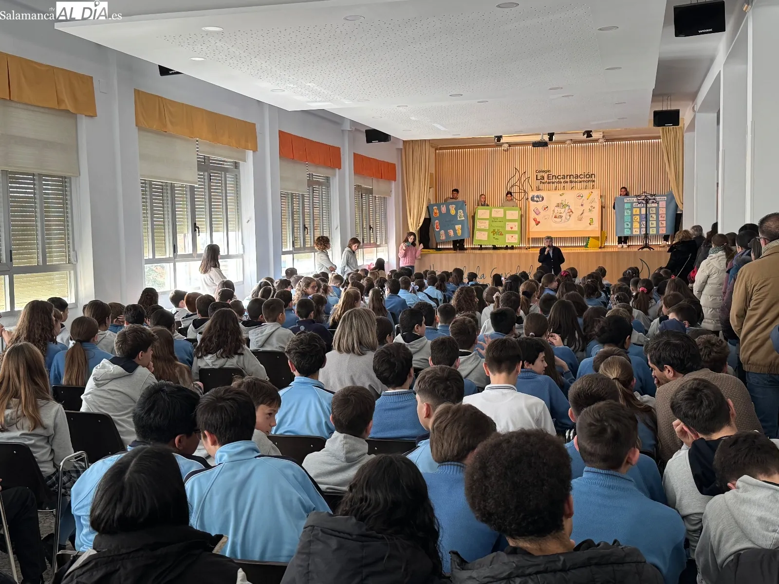 Foto 6 - El colegio La Encarnaci&oacute;n conmemora el D&iacute;a de la Paz con un emotivo acto comunitario