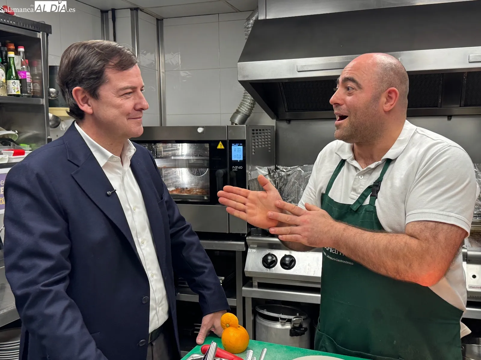 Foto 2 - Conversaciones, sonrisas o "tirar" una ca&ntilde;a: as&iacute; ha sido la visita informal de Ma&ntilde;ueco a Los &Aacute;lamos