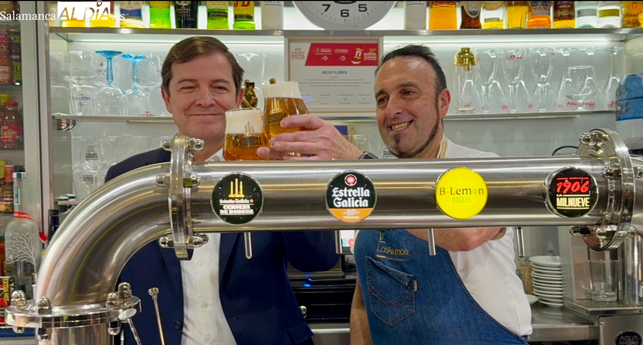 Conversaciones, sonrisas o tirar una caña: así ha sido la visita informal de Mañueco a Los Álamos