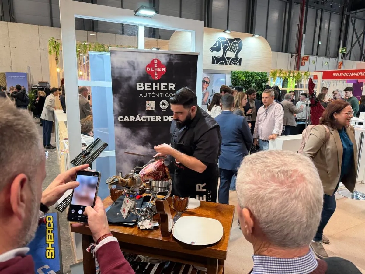Foto 11 - Guijuelo protagoniza una intensa jornada en Fitur con la visita de l&iacute;deres pol&iacute;ticos y la presentaci&oacute;n de la 40&ordf; Matanza T&iacute;pica (FOTOS)