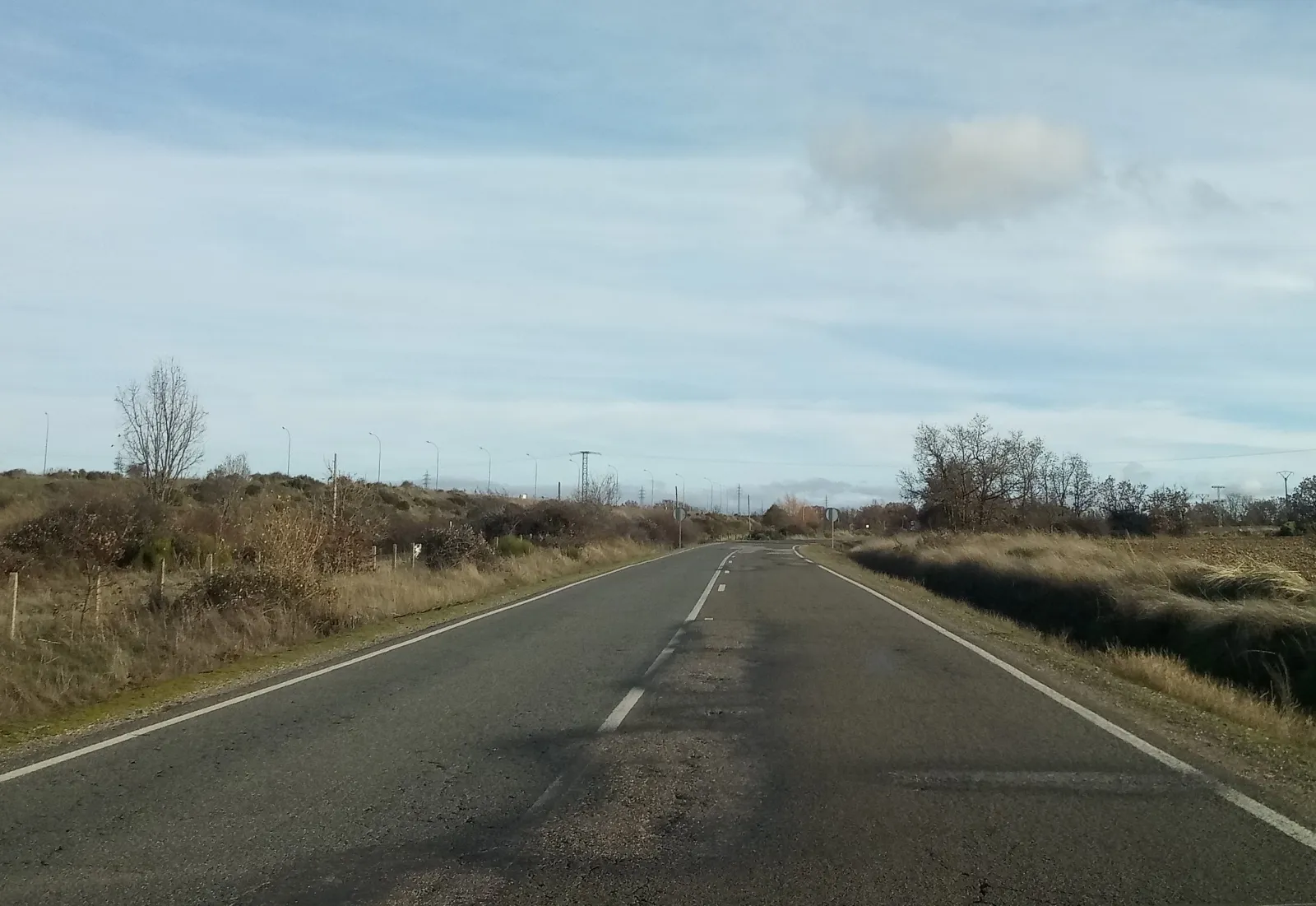 Foto 2 - Quejas por los baches y el desgaste de la carretera SA-212 entre Fuenterroble y Guijuelo
