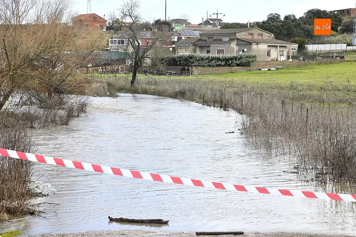 La falta de limpieza de regatos y cunetas provoca inundaciones en el extrarradio de Ciudad Rodrigo