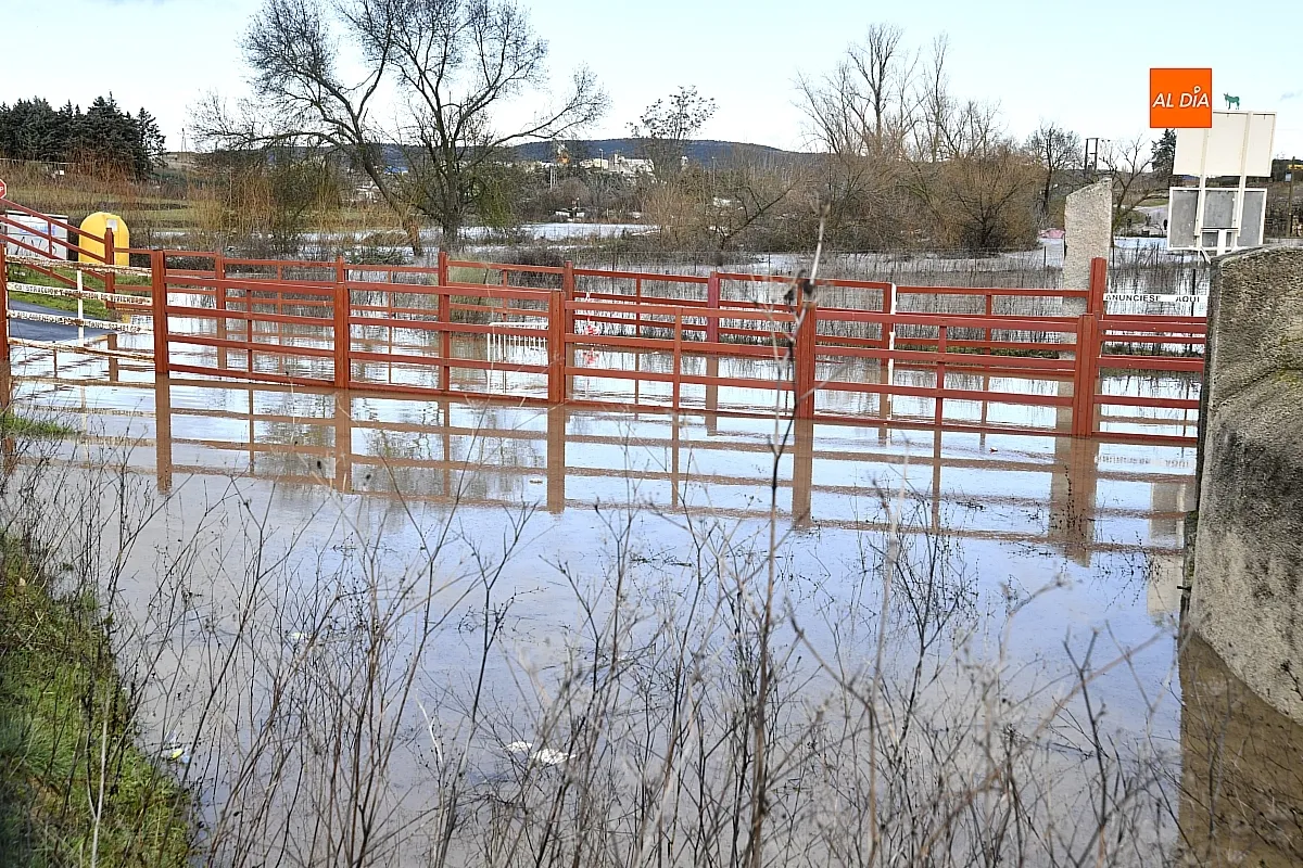 La falta de limpieza de regatos y cunetas provoca inundaciones en el extrarradio de Ciudad Rodrigo