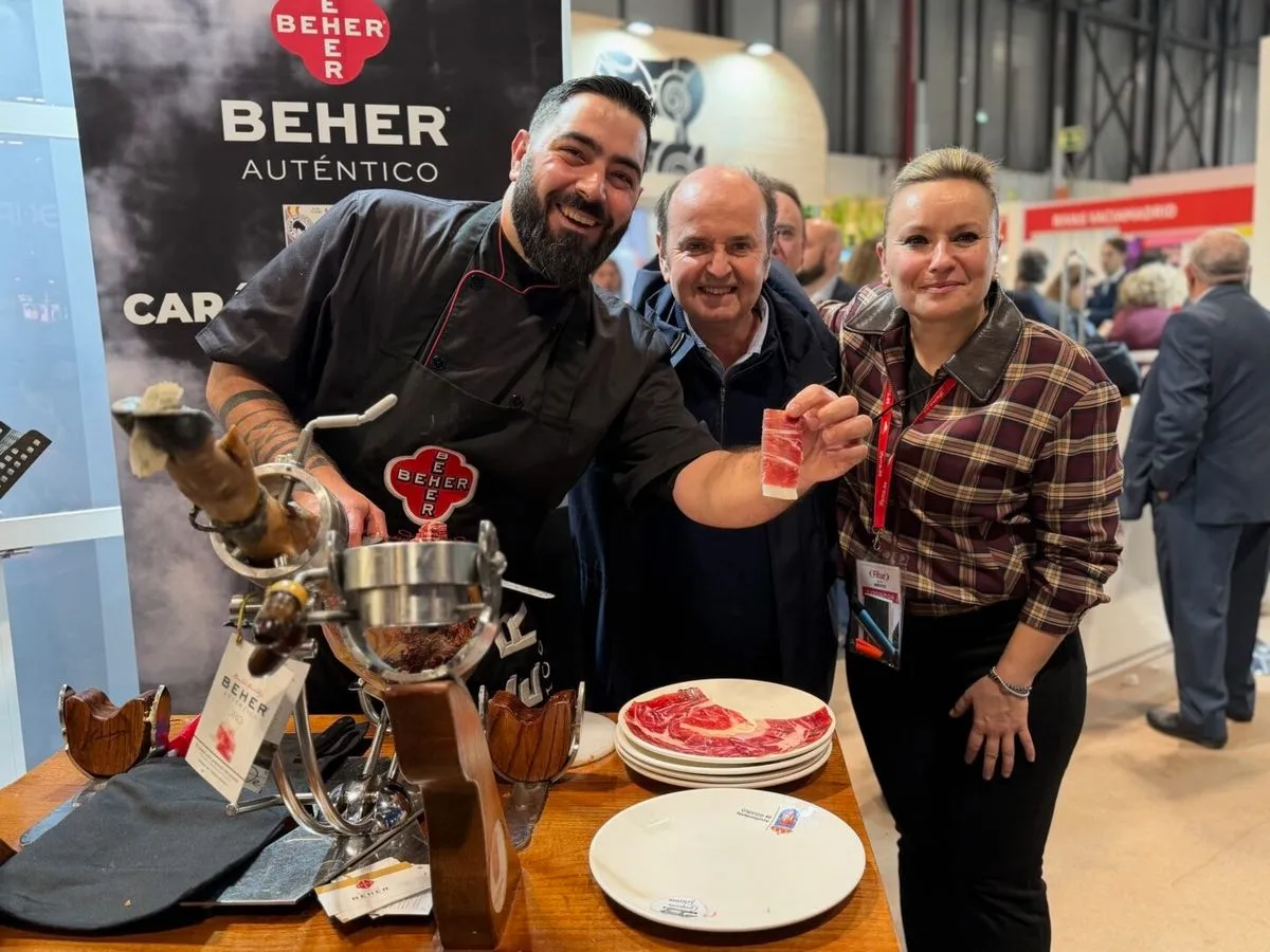 Foto 9 - Guijuelo protagoniza una intensa jornada en Fitur con la visita de l&iacute;deres pol&iacute;ticos y la presentaci&oacute;n de la 40&ordf; Matanza T&iacute;pica (FOTOS)