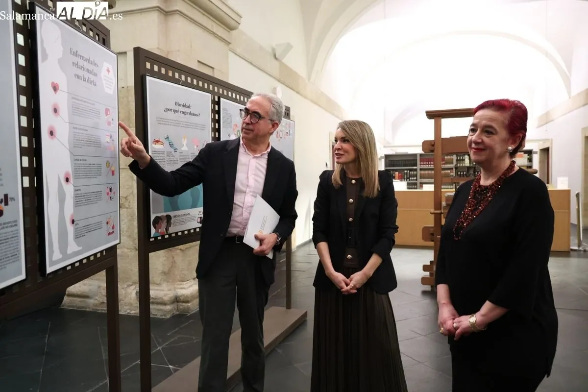 Inauguración de la muestra con la vicedecana del Grado en Nutrición Humana y Dietética, Raquel Sánchez; el director de la Biblioteca, Antonio Sánchez; y la comisaria de la exposición, Mabel Gonzalo. Foto de David Sañudo