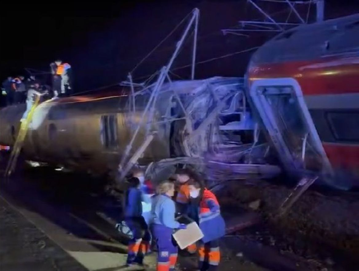 VÍDEO | Al menos 40 fallecidos y 122 heridos por el descarrilamiento de dos trenes en Adamuz (Córdoba)
