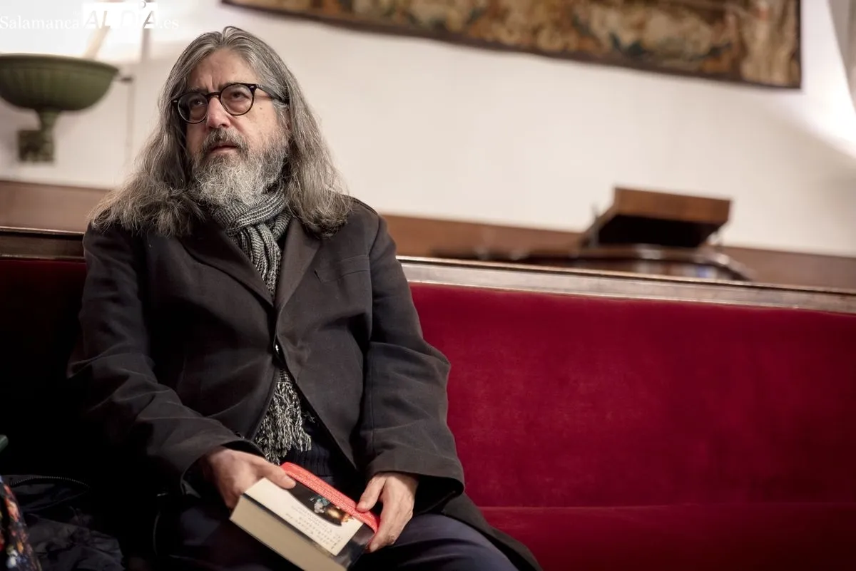 Entrevista a Luis García Jambrina en el Paraninfo de la Universidad de Salamanca. Foto Carmen Borrego