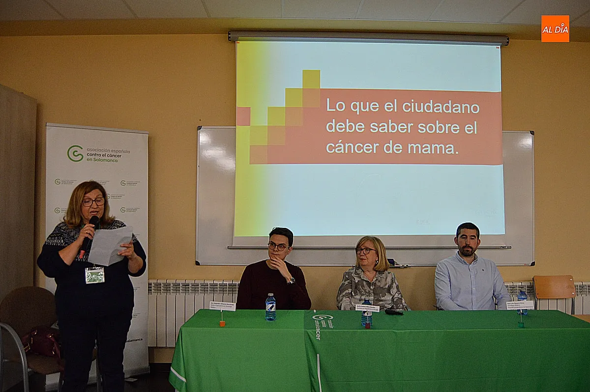 Mesa redonda de la AECC por los ponentes Isabel Silva, Luis Figuero y Alejandro Olivares 