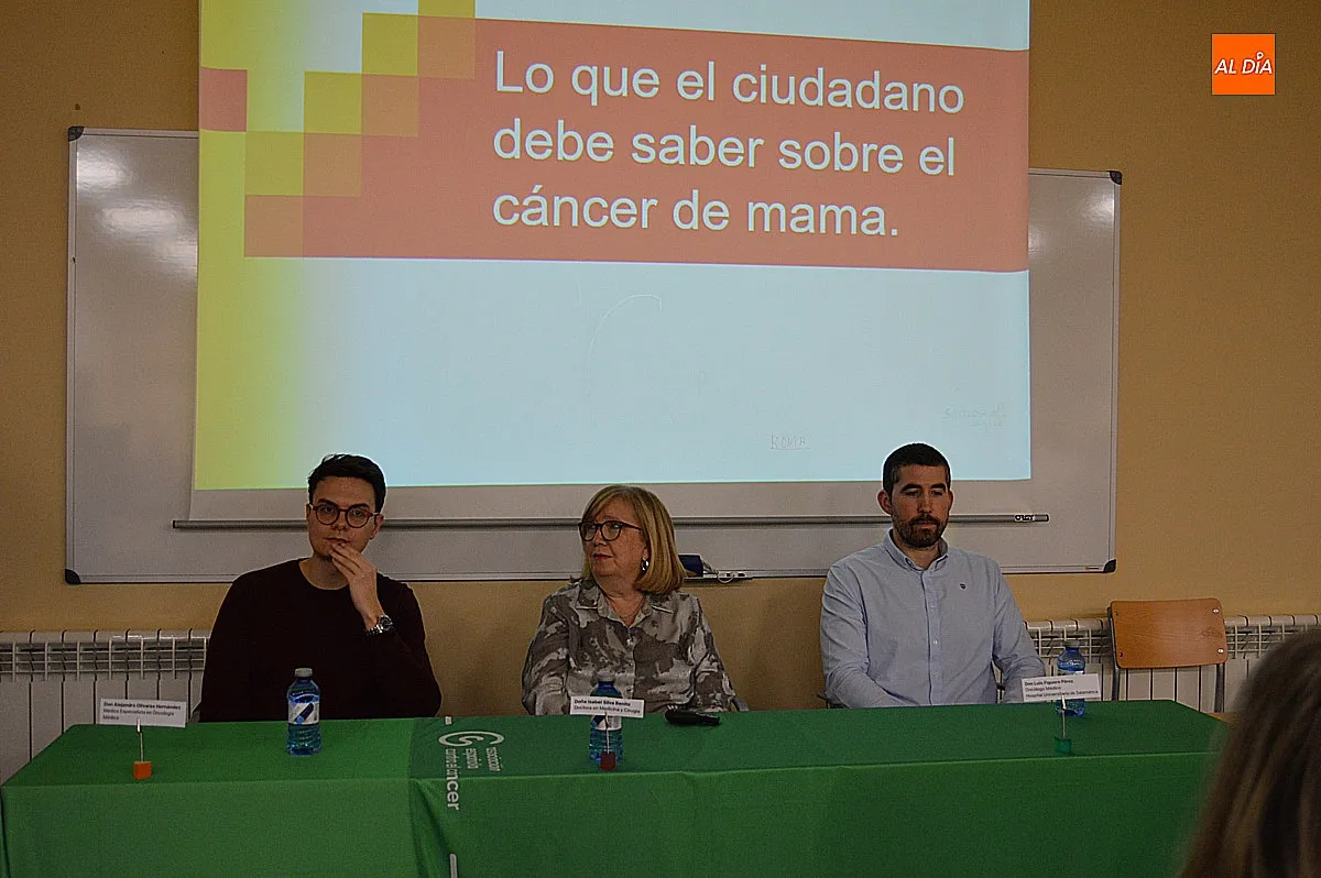 Mesa redonda de la AECC por los ponentes Isabel Silva, Luis Figuero y Alejandro Olivares 