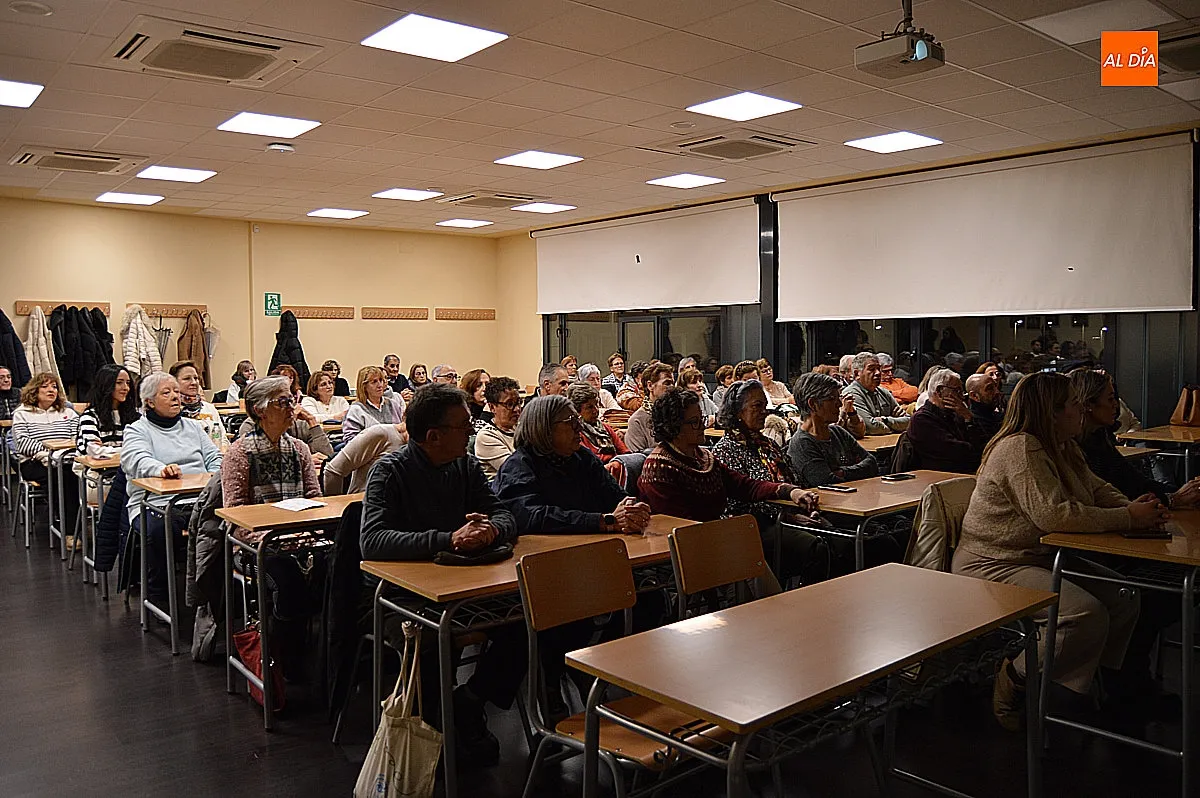 Mesa redonda de la AECC por los ponentes Isabel Silva, Luis Figuero y Alejandro Olivares 
