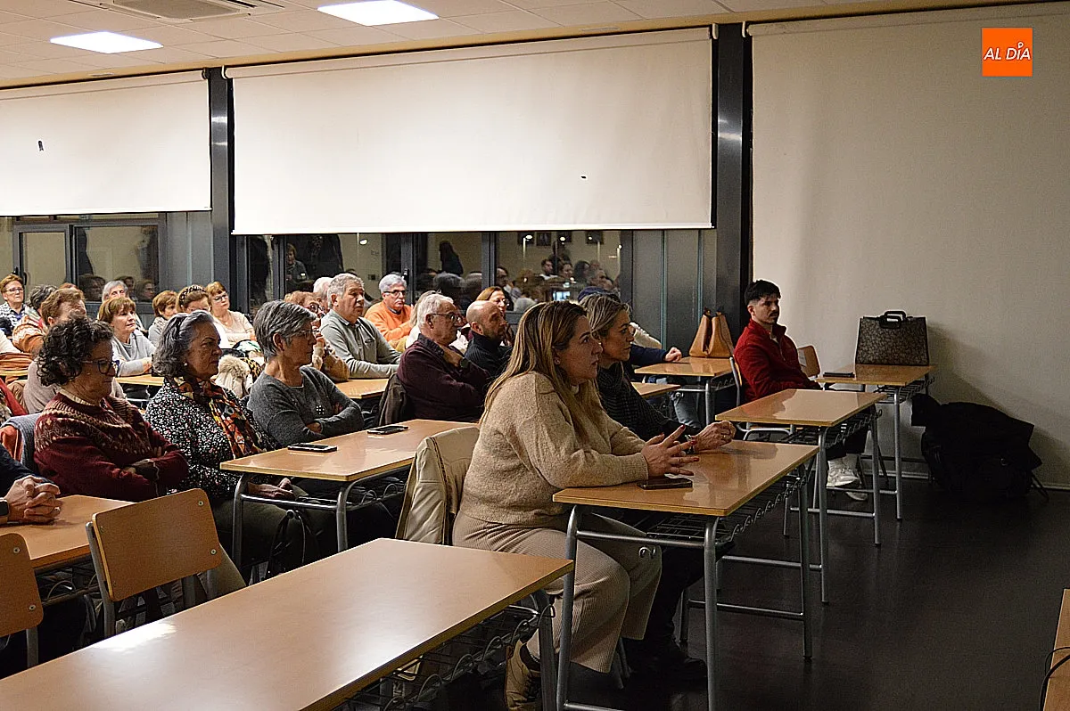 Mesa redonda de la AECC por los ponentes Isabel Silva, Luis Figuero y Alejandro Olivares 