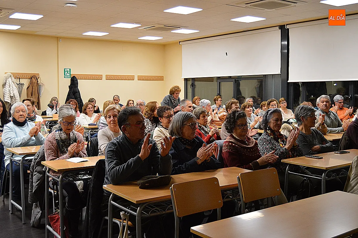 Mesa redonda de la AECC por los ponentes Isabel Silva, Luis Figuero y Alejandro Olivares 