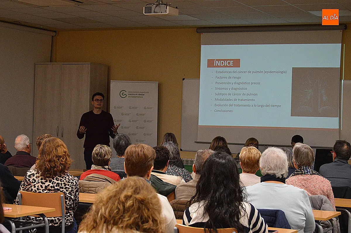 Mesa redonda de la AECC por los ponentes Isabel Silva, Luis Figuero y Alejandro Olivares 