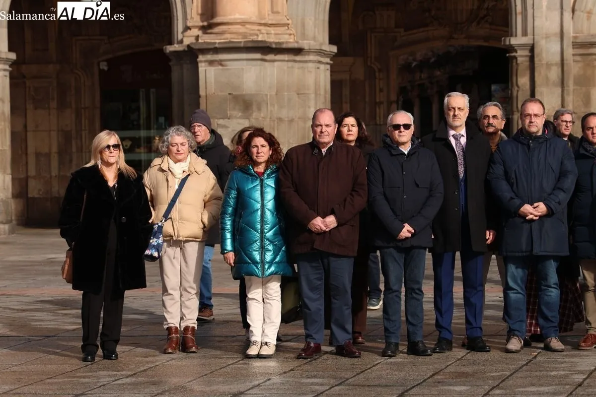 Minuto de silencio en la Plaza Mayor de Salamanca. Foto de David Sañudo