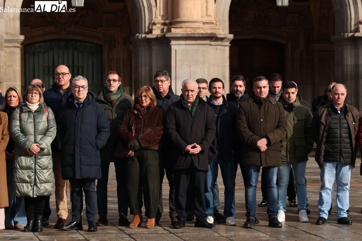 Minuto de silencio en la Plaza Mayor de Salamanca. Foto de David Sañudo