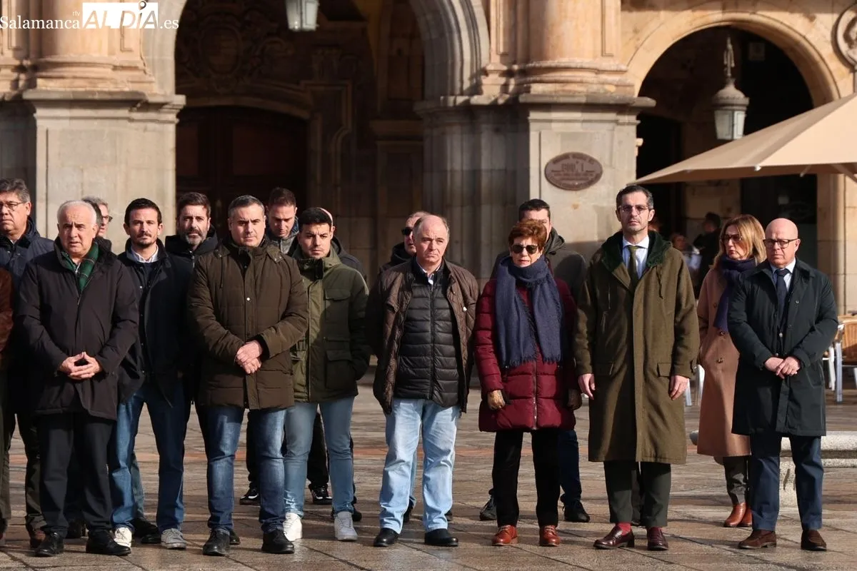 Minuto de silencio en la Plaza Mayor de Salamanca. Foto de David Sañudo