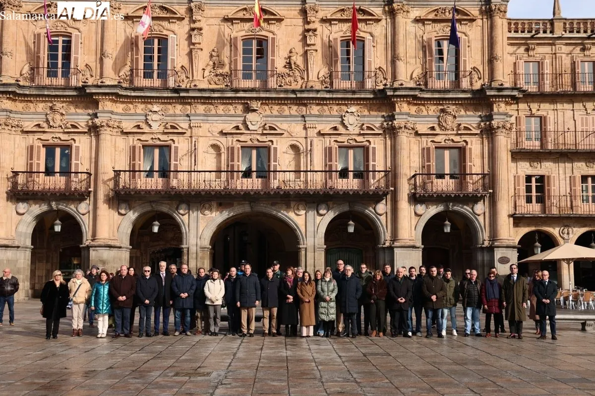 Minuto de silencio en la Plaza Mayor de Salamanca. Foto de David Sañudo