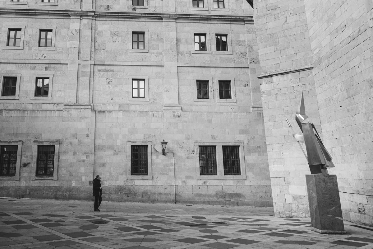 Calle Compañía, a la altura del monumento al cofrade