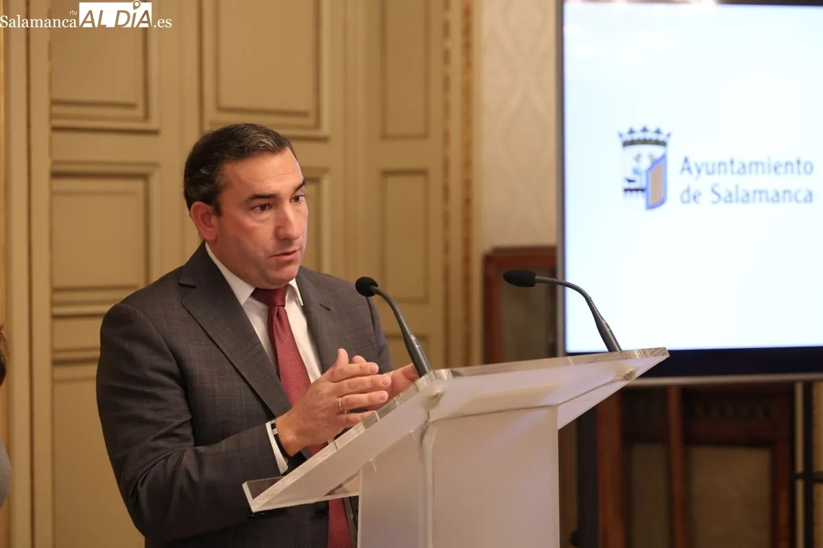 La concejala de Familia e Igualdad de Oportunidades, Miryam Rodríguez, y el delegado territorial de la Junta, Eloy Ruiz, han presentado estos cursos de formación y empleo. Foto de David Sañudo