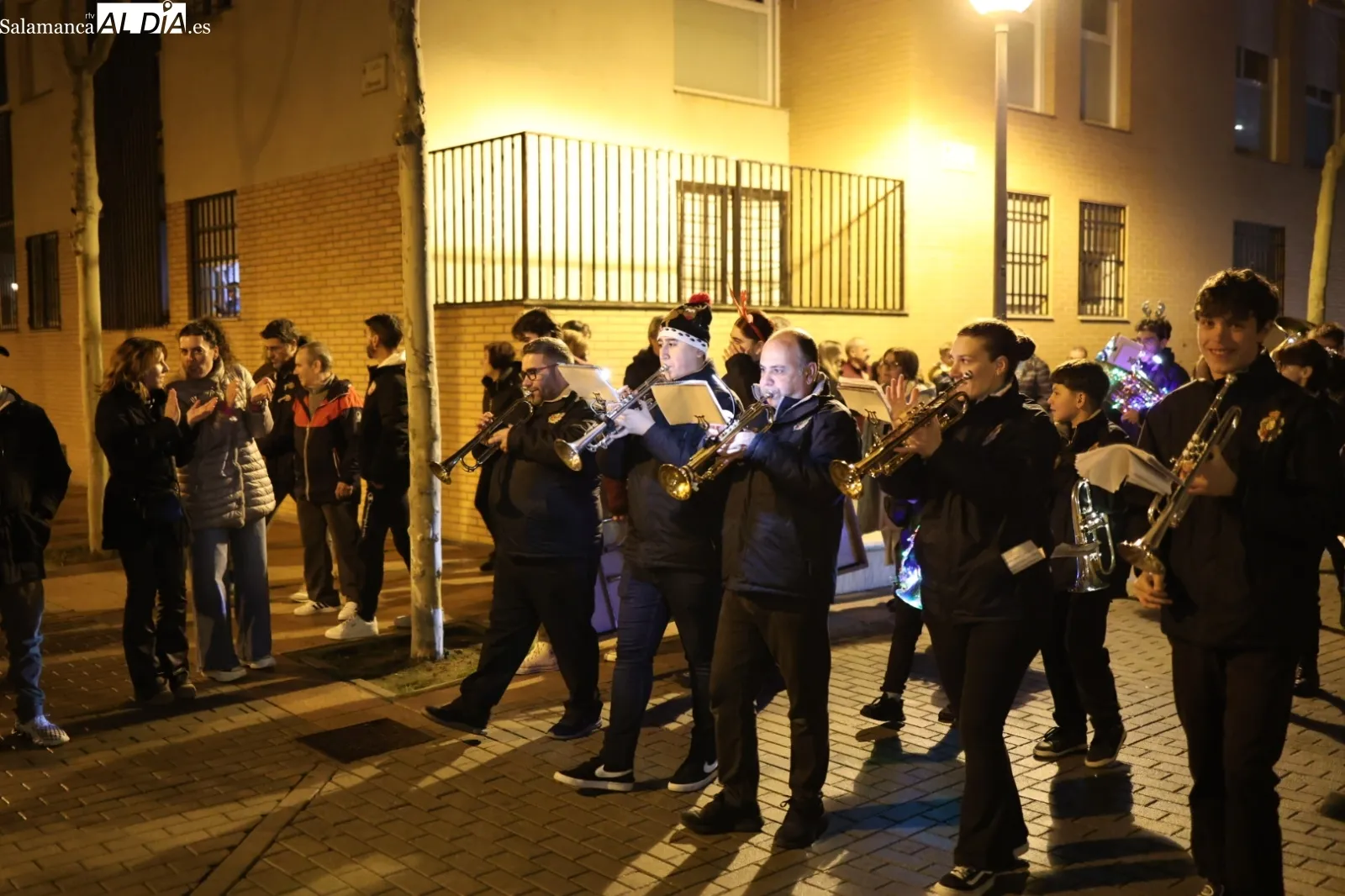 Música y color en el desfile navideño de la Hermandad del Amor y de la Paz | Fotos: David Sañudo