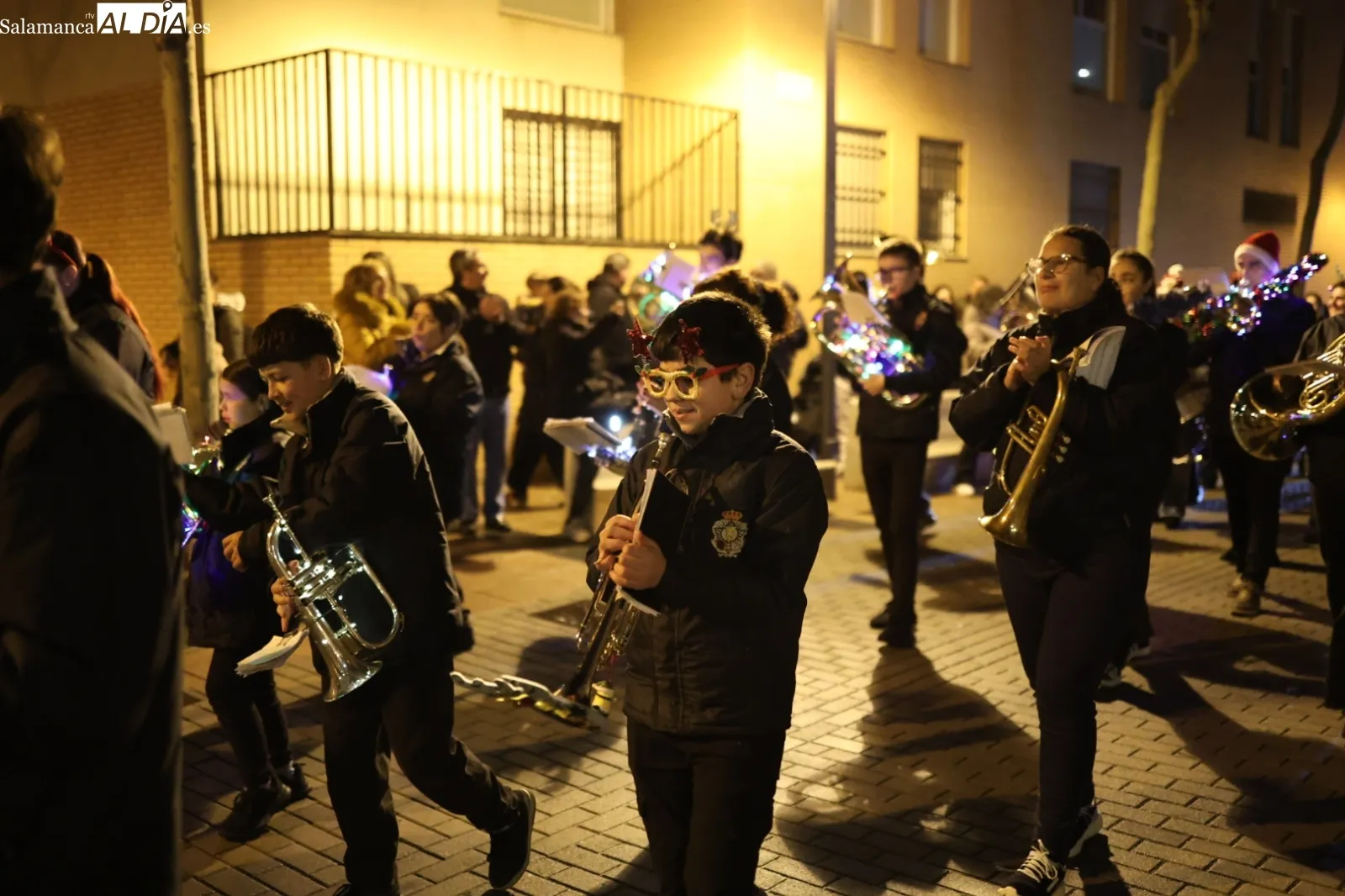 Música y color en el desfile navideño de la Hermandad del Amor y de la Paz | Fotos: David Sañudo