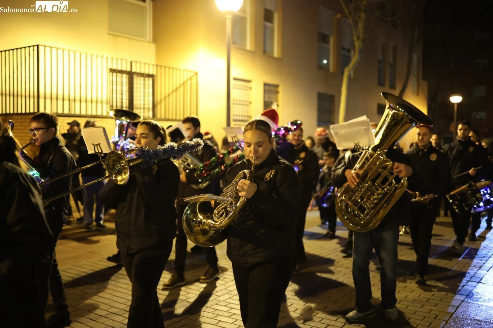 Música y color en el desfile navideño de la Hermandad del Amor y de la Paz | Fotos: David Sañudo