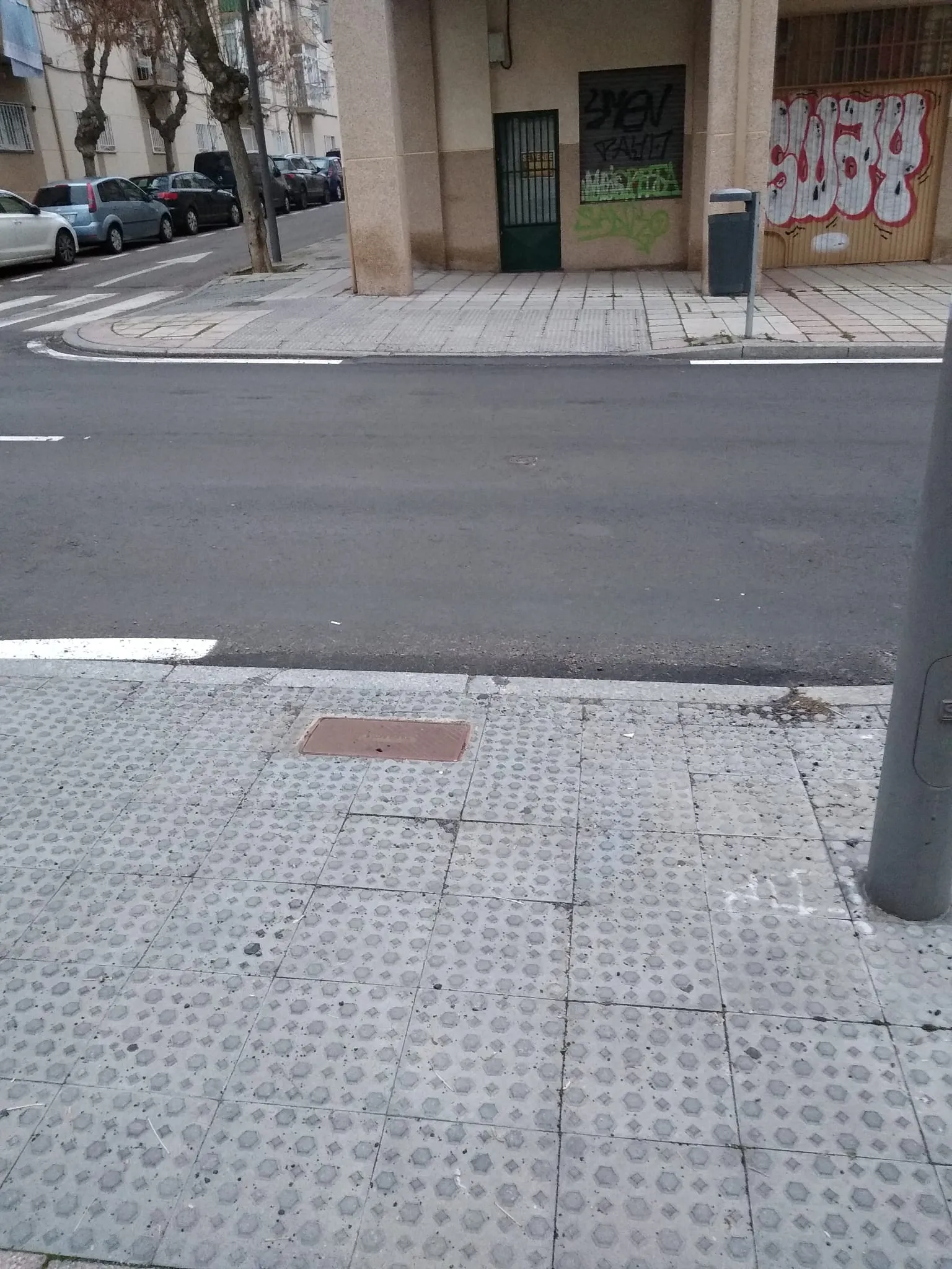 Foto 4 - FOTOS | Quejas por los nueve pasos de cebra del Barrio Vidal, que siguen sin pintar dos meses despu&eacute;s del asfaltado