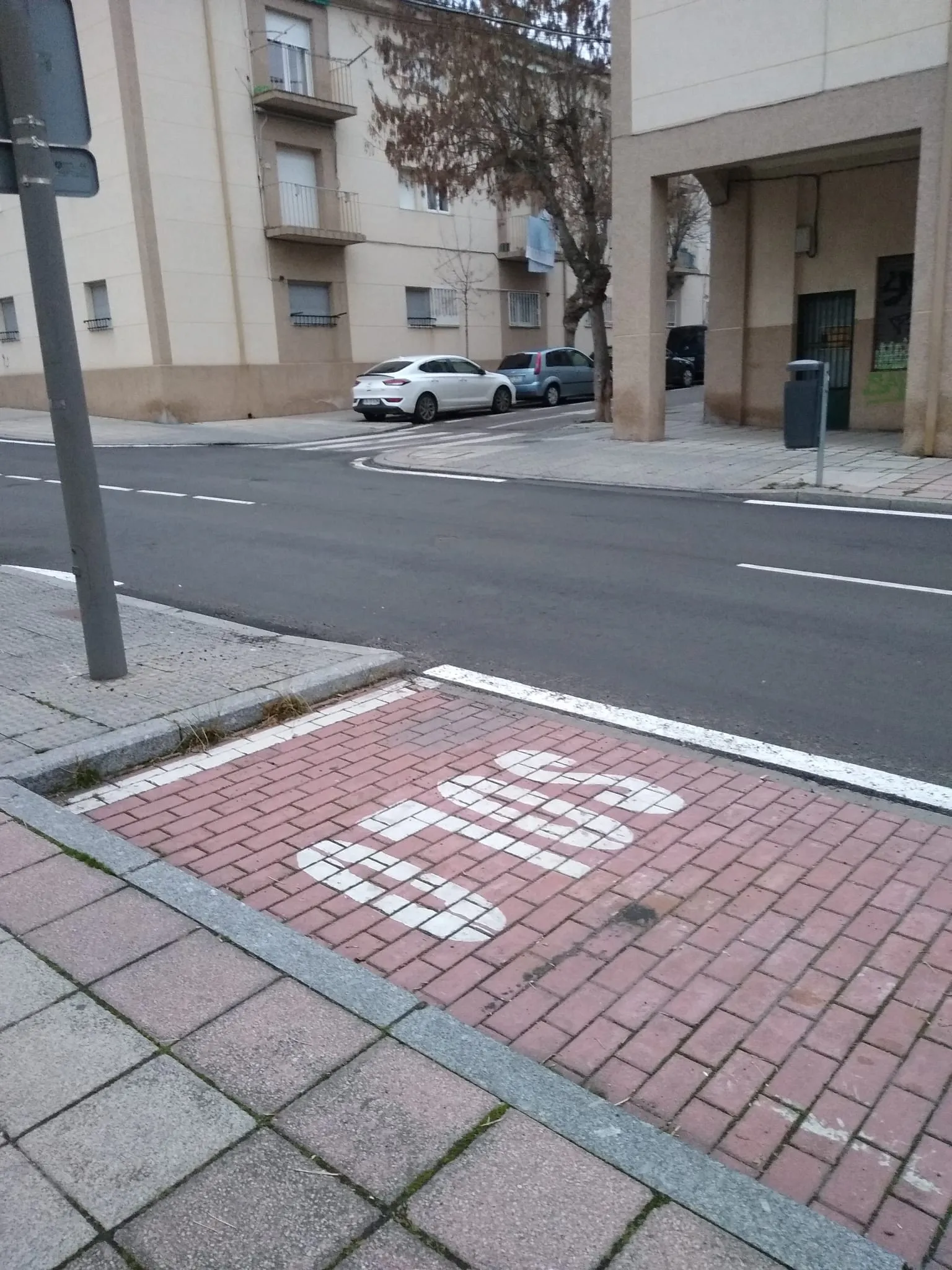 Foto 3 - FOTOS | Quejas por los nueve pasos de cebra del Barrio Vidal, que siguen sin pintar dos meses despu&eacute;s del asfaltado