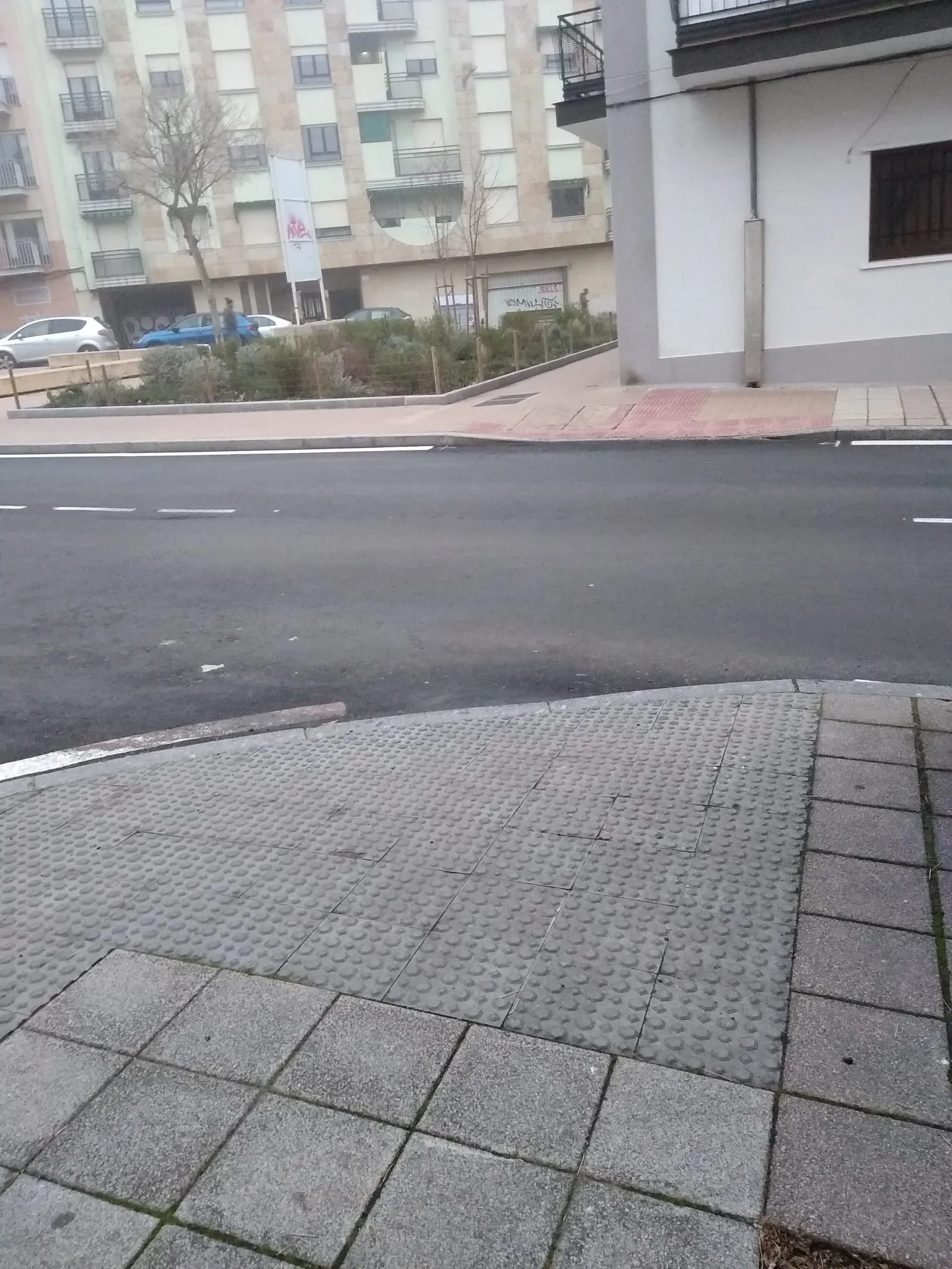 Foto 2 - FOTOS | Quejas por los nueve pasos de cebra del Barrio Vidal, que siguen sin pintar dos meses despu&eacute;s del asfaltado