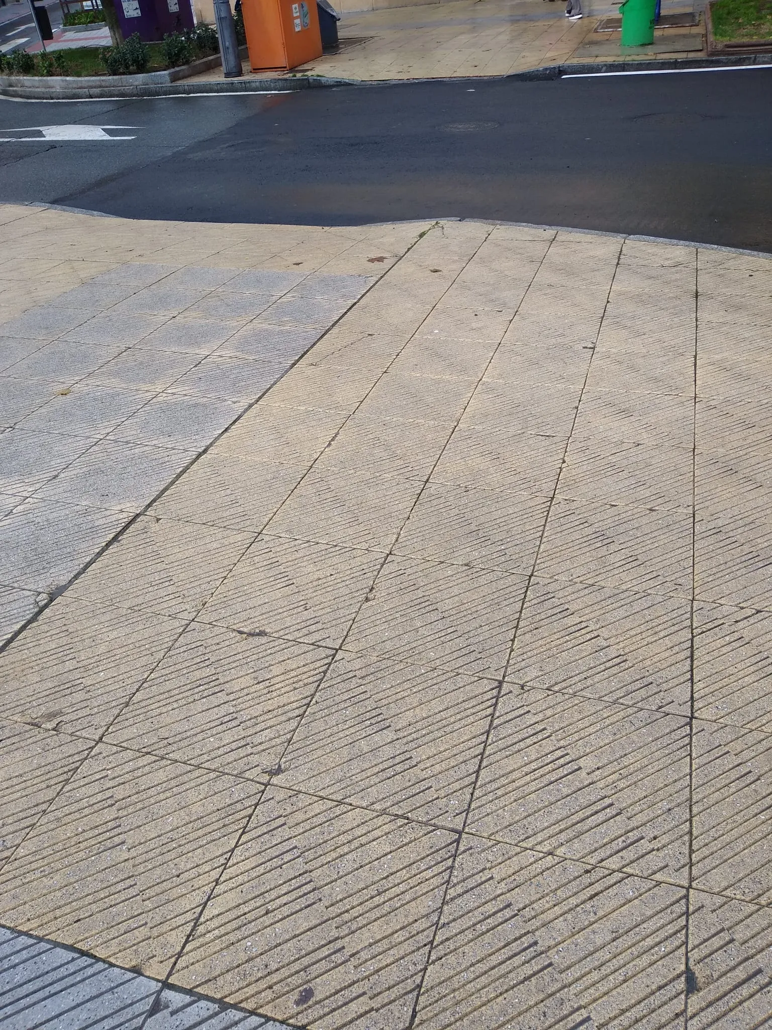 Foto 10 - FOTOS | Quejas por los nueve pasos de cebra del Barrio Vidal, que siguen sin pintar dos meses despu&eacute;s del asfaltado