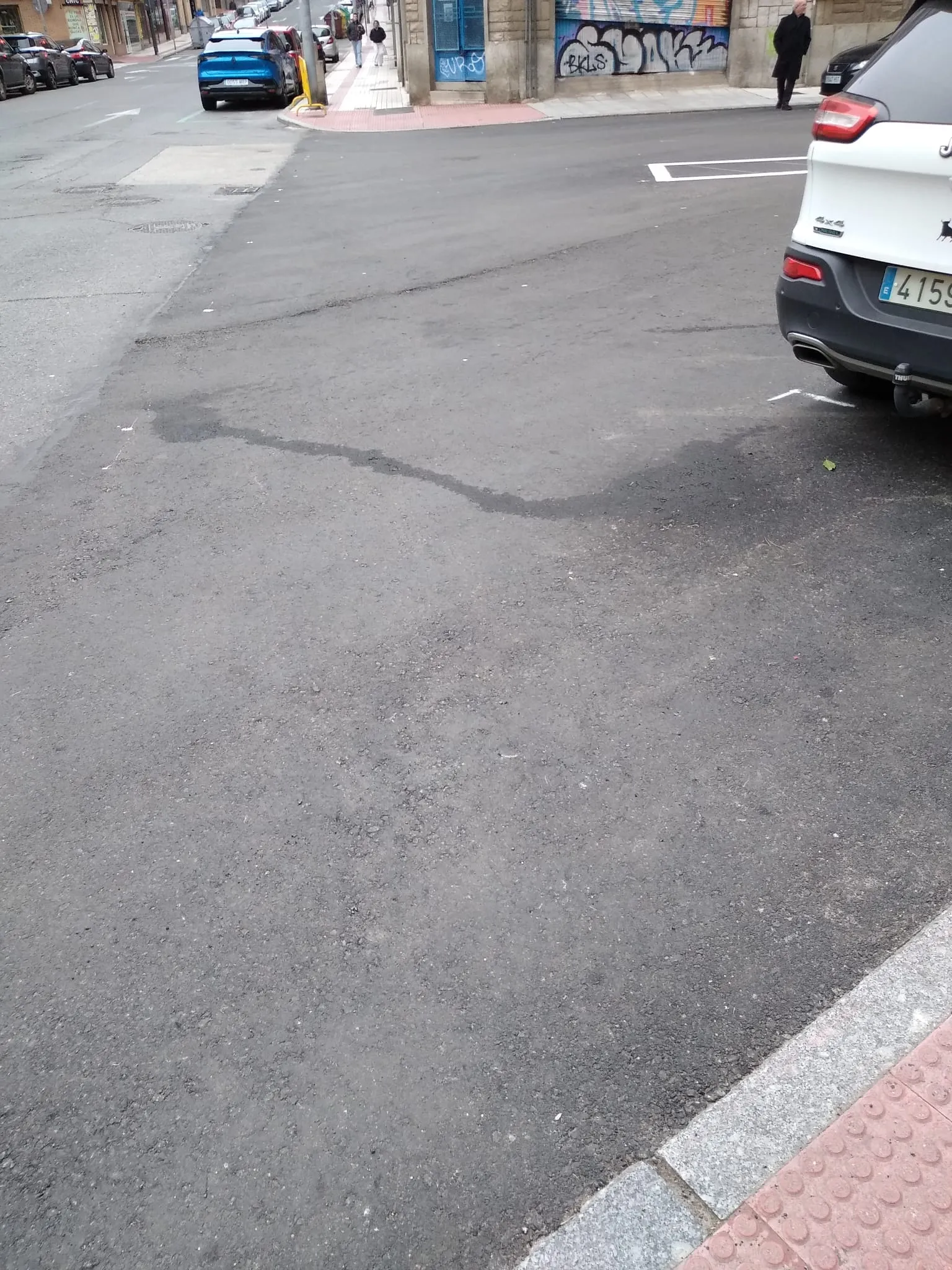 Foto 9 - FOTOS | Quejas por los nueve pasos de cebra del Barrio Vidal, que siguen sin pintar dos meses despu&eacute;s del asfaltado