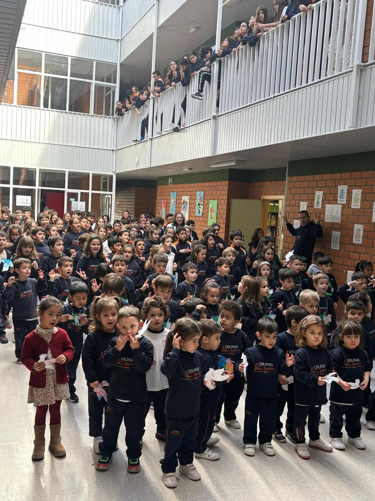 Foto 3 - El Colegio Antonio Machado conmemora el D&iacute;a de la Paz (Fotos)