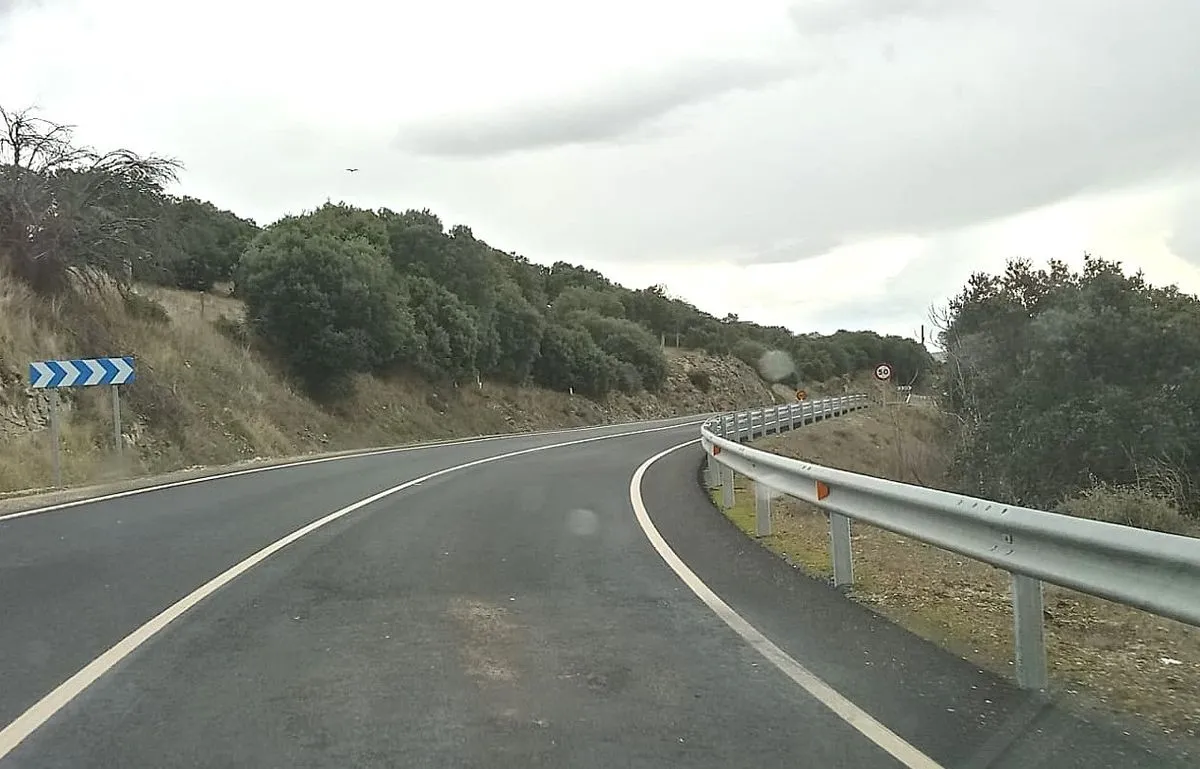 Foto 2 - El nuevo asfalto de la SA-104 entre Guijuelo y Cespedosa se deteriora en solo dos meses