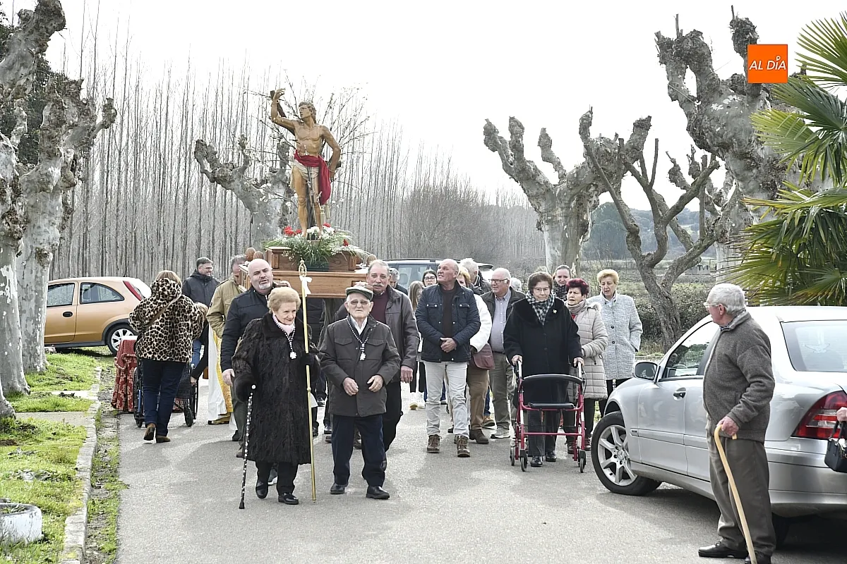 Foto 2 - San Sebasti&aacute;n procesiona en su Arrabal entre devoci&oacute;n y armon&iacute;a vecinal