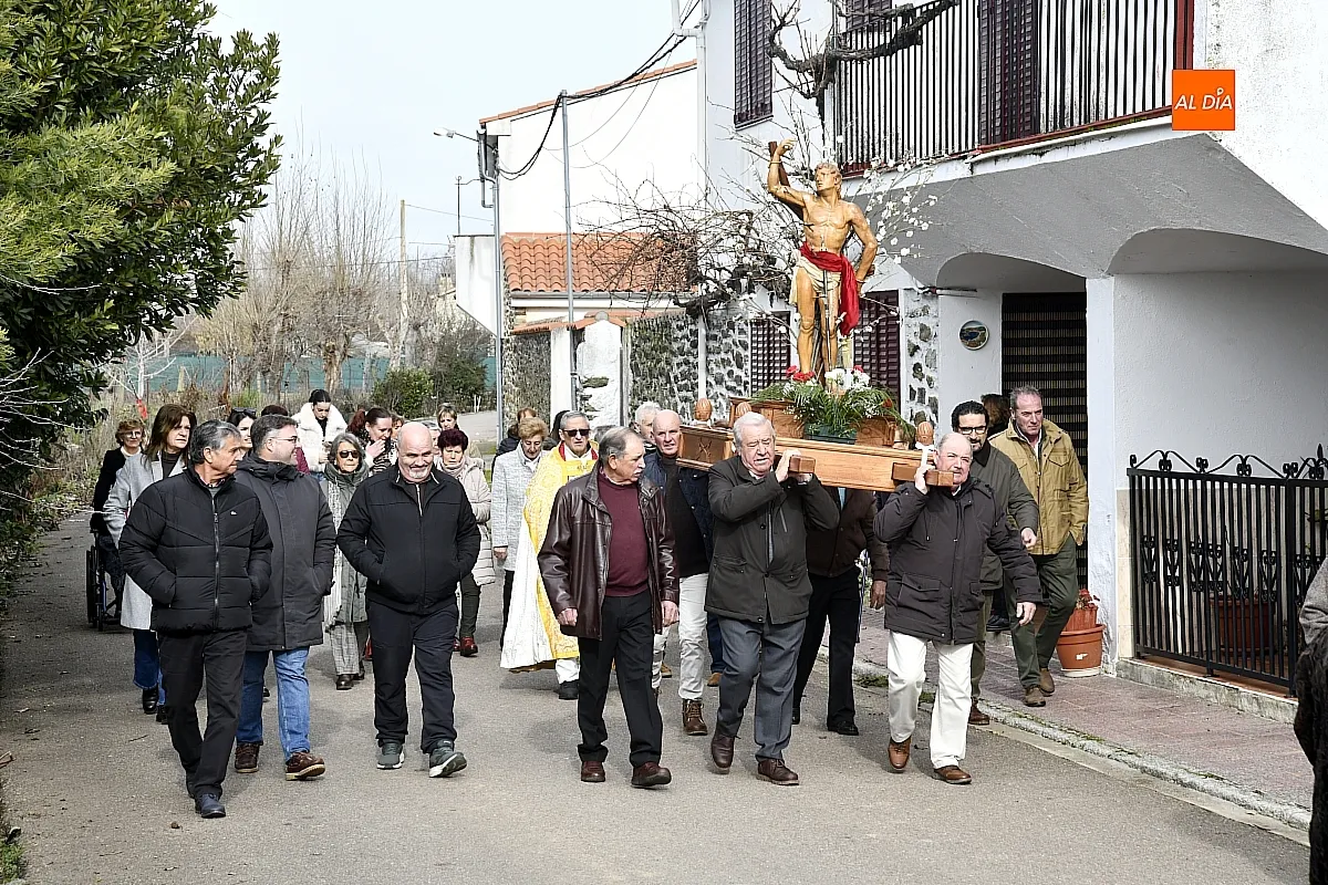 Foto 15 - San Sebasti&aacute;n procesiona en su Arrabal entre devoci&oacute;n y armon&iacute;a vecinal