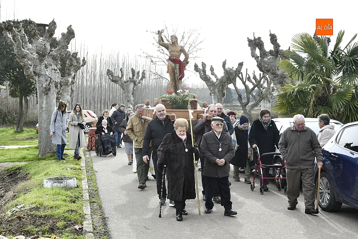 Foto 3 - San Sebasti&aacute;n procesiona en su Arrabal entre devoci&oacute;n y armon&iacute;a vecinal
