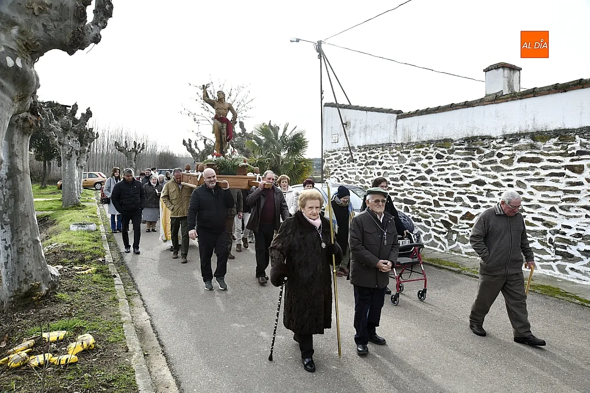 Foto 4 - San Sebasti&aacute;n procesiona en su Arrabal entre devoci&oacute;n y armon&iacute;a vecinal