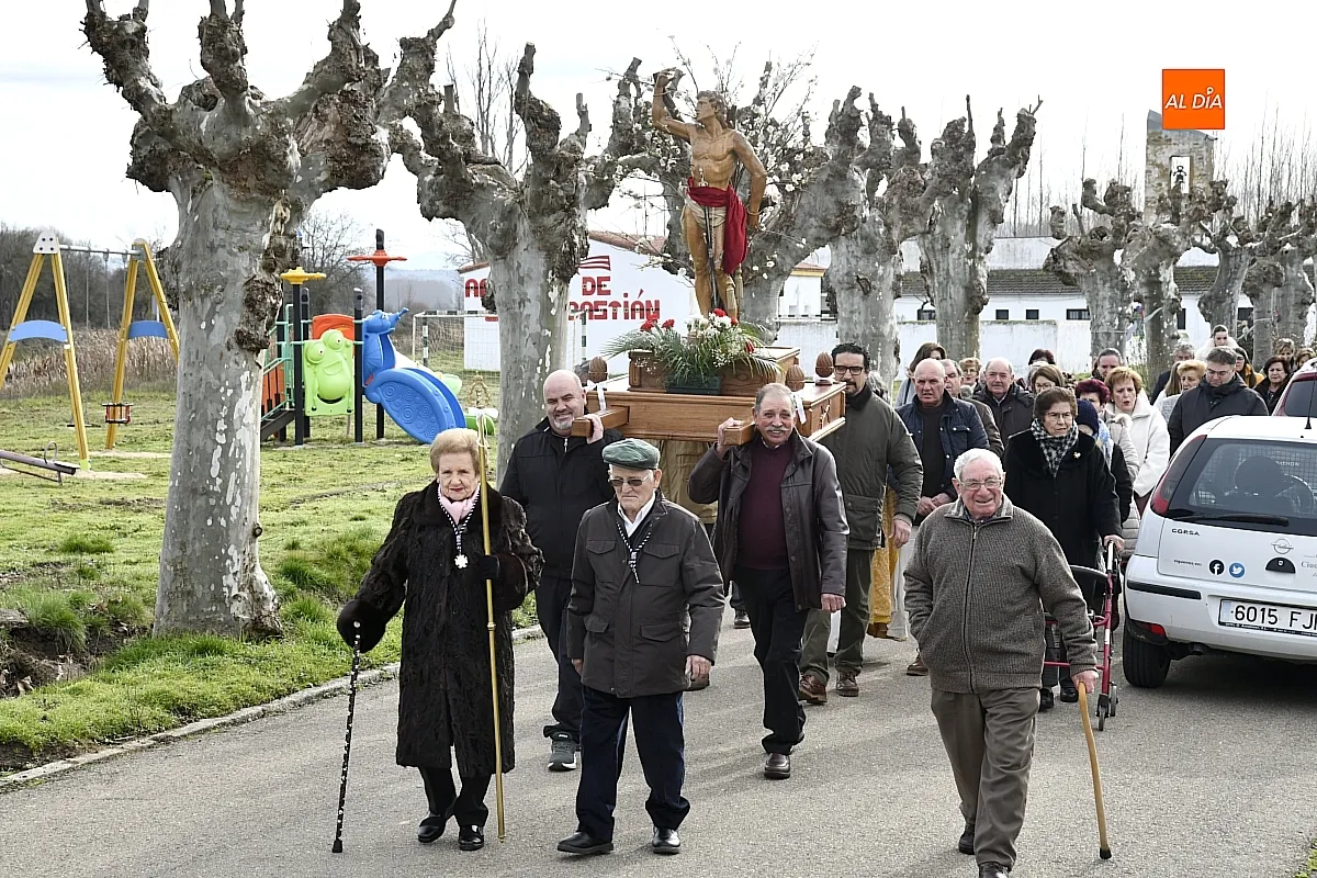 Foto 5 - San Sebasti&aacute;n procesiona en su Arrabal entre devoci&oacute;n y armon&iacute;a vecinal
