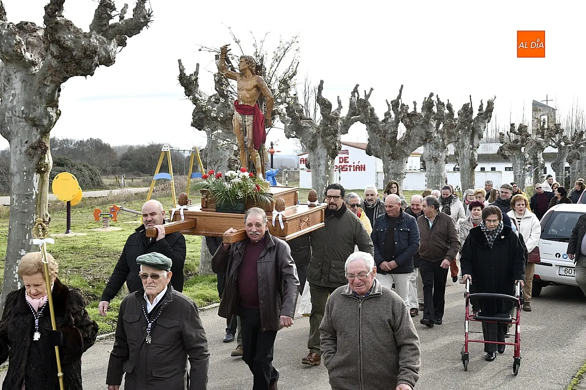Foto 6 - San Sebasti&aacute;n procesiona en su Arrabal entre devoci&oacute;n y armon&iacute;a vecinal