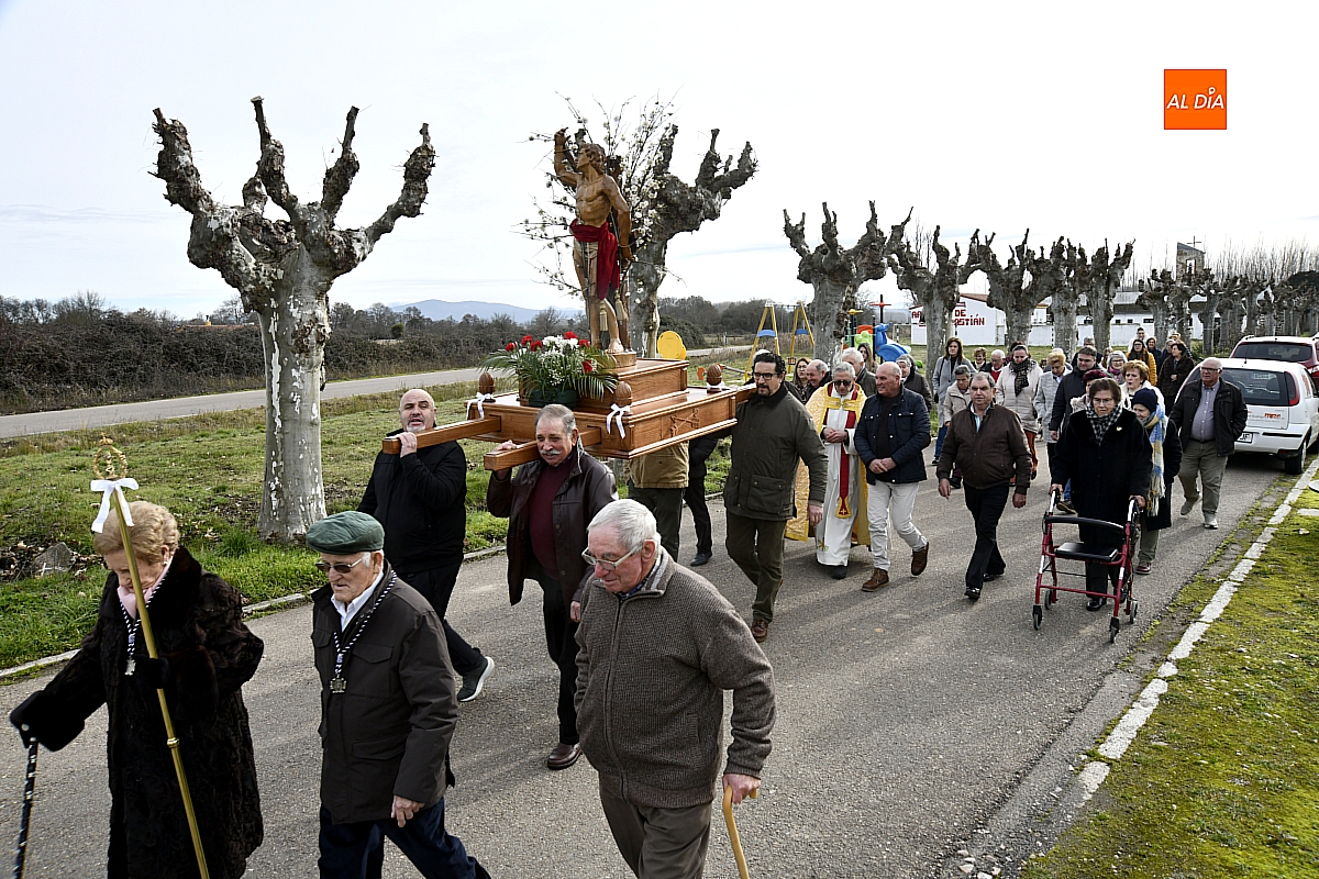San Sebastián procesiona en su Arrabal entre devoción y armonía vecinal