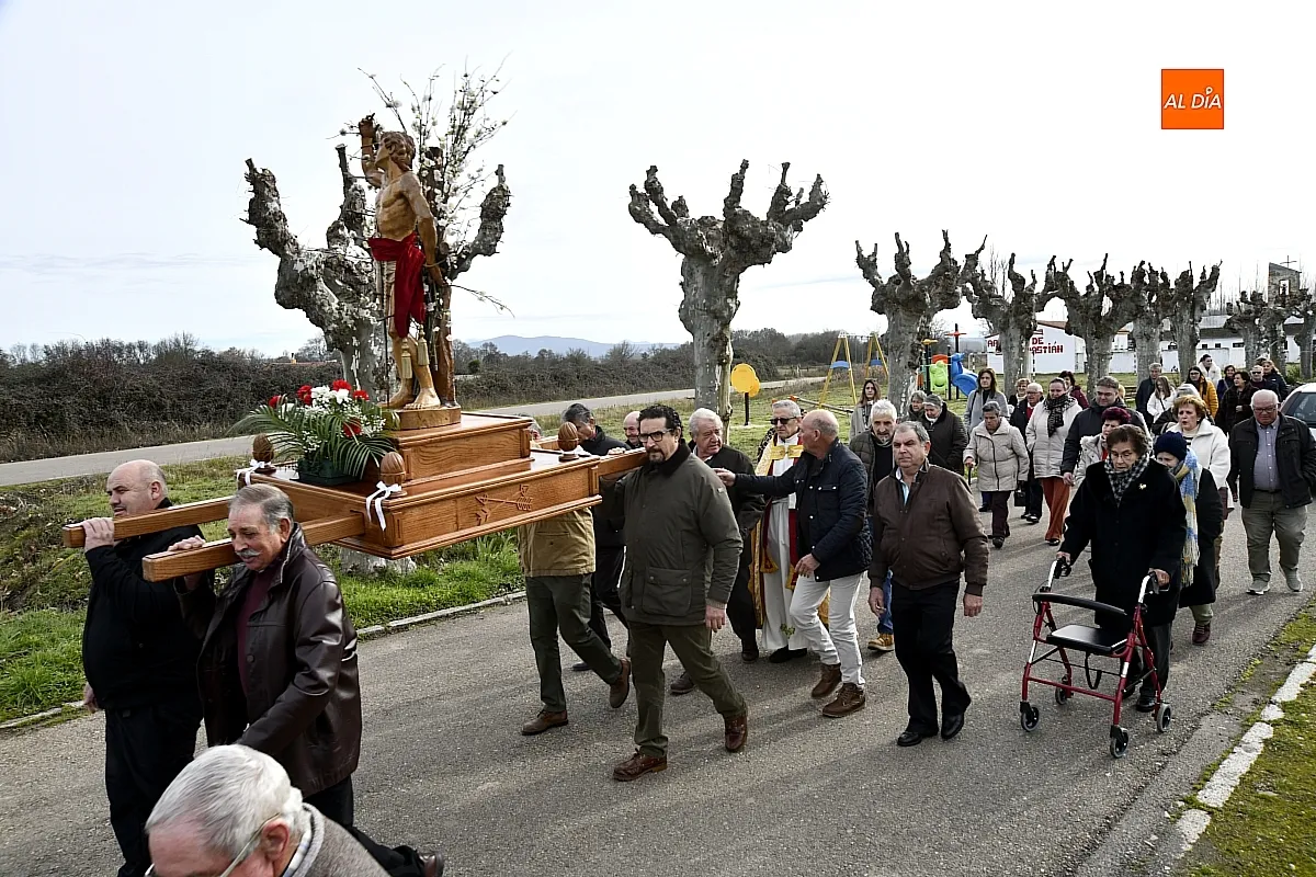 Foto 7 - San Sebasti&aacute;n procesiona en su Arrabal entre devoci&oacute;n y armon&iacute;a vecinal