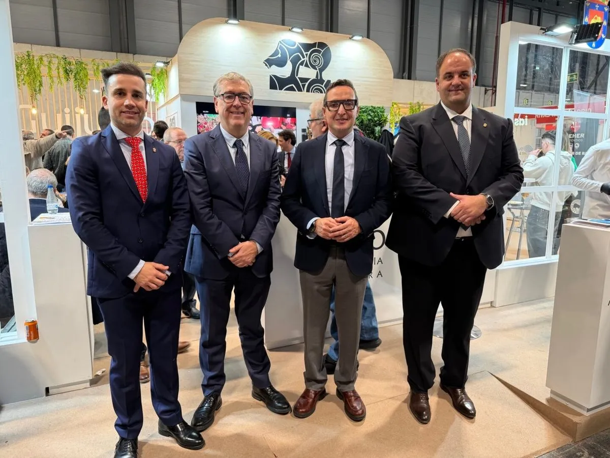 Foto 6 - Guijuelo protagoniza una intensa jornada en Fitur con la visita de l&iacute;deres pol&iacute;ticos y la presentaci&oacute;n de la 40&ordf; Matanza T&iacute;pica (FOTOS)