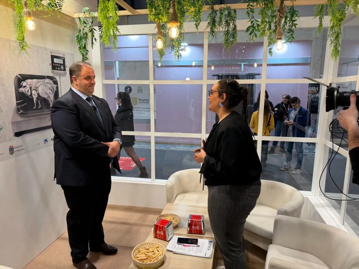 Foto 10 - Guijuelo consolida su &eacute;xito en Fitur con un stand abarrotado (FOTOS)