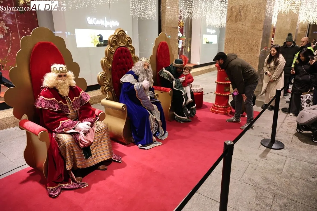 Los Reyes Magos, en la fachada de El Corte Inglés de Salamanca, recogen las cartas y deseos de los más pequeños. Foto: David Sañudo