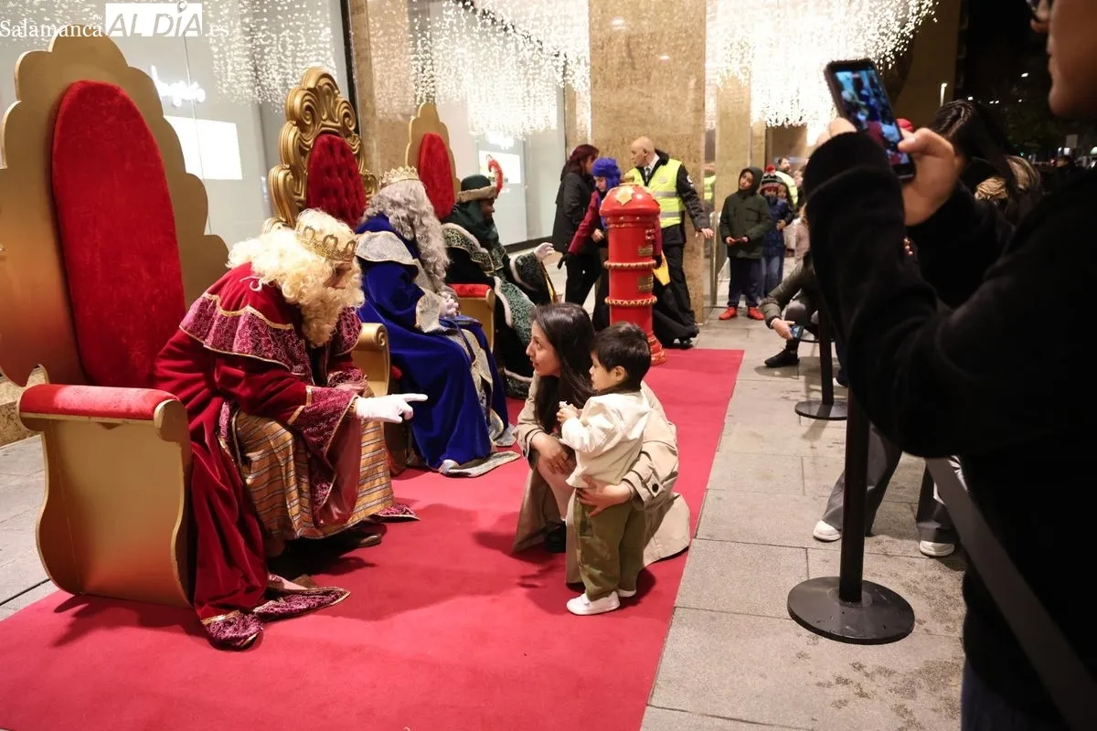 Los Reyes Magos, en la fachada de El Corte Inglés de Salamanca, recogen las cartas y deseos de los más pequeños. Foto: David Sañudo